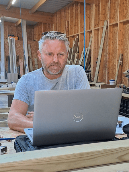 Thomas est sur un ordinateur dans un atelier