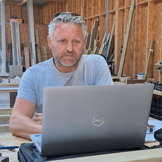 thomas – LADO Thomas est sur un ordinateur dans un atelier