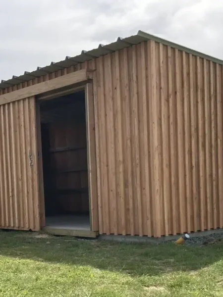 un abri de jardin en bardage façon cabane de pêcheur